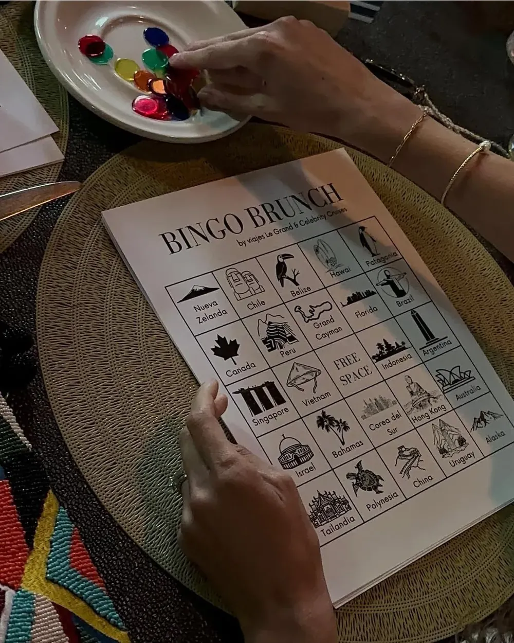 Invitada juega una lotería ilustrada en la activación de Le Grand x Celebrity Cruises