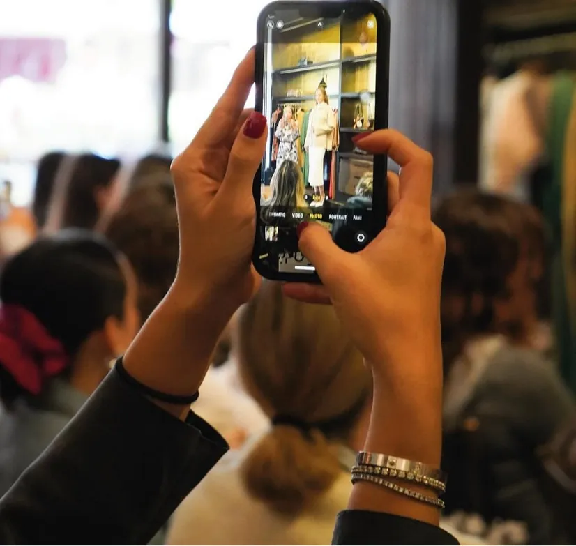 Invitada graba con su celular durante un evento