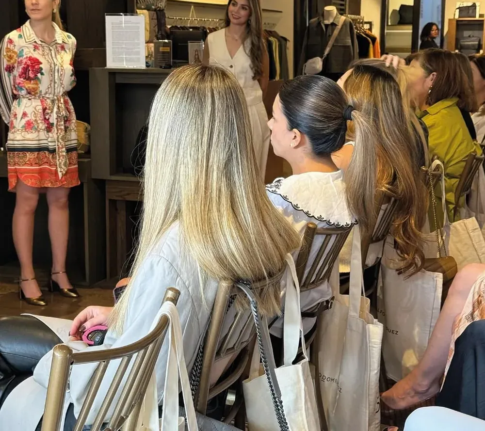 Invitadas llenan una tienda durante un evento de apertura