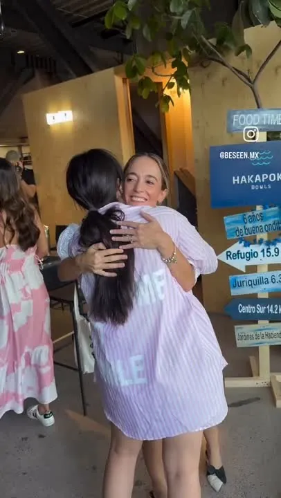 Dos invitadas se abrazan en la experiencia Haka x PINCHE