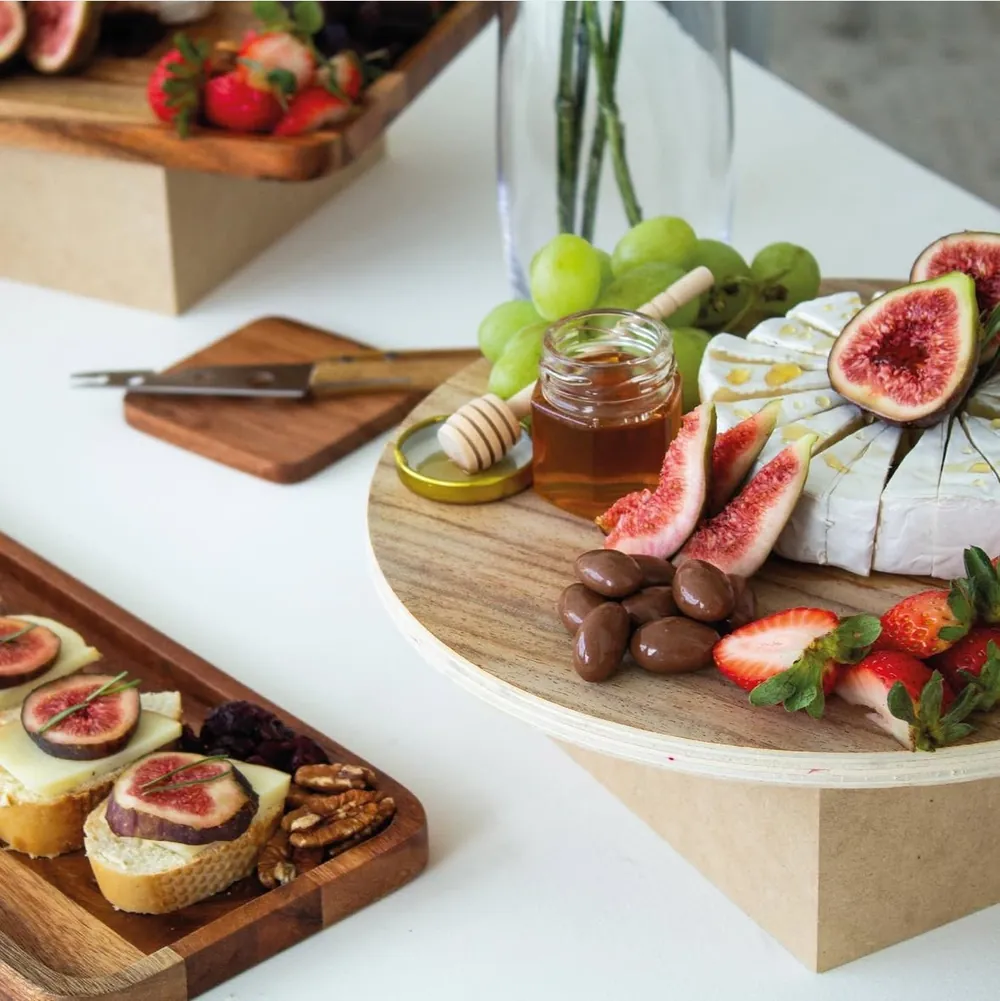 Tabla de higos, quesos y fruta para los invitados de un evento