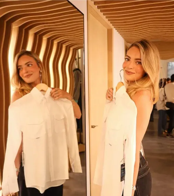 Dos creadoras de contenido muestran prendas en el probador de una tienda