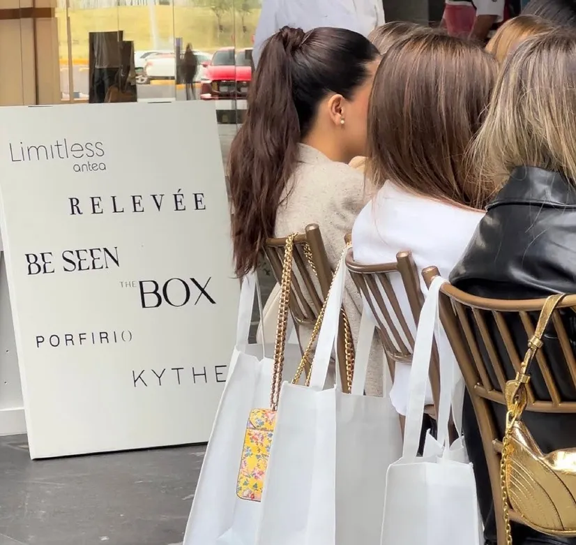 Letrero de R3LEVÉ y la Be Seen Box en una activación