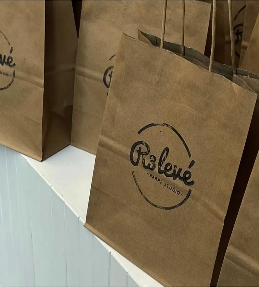 Bolsas de papel con el logo de R3LEVÉ