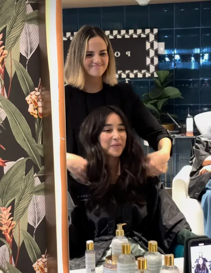 Creadora de contenido en un salón de belleza