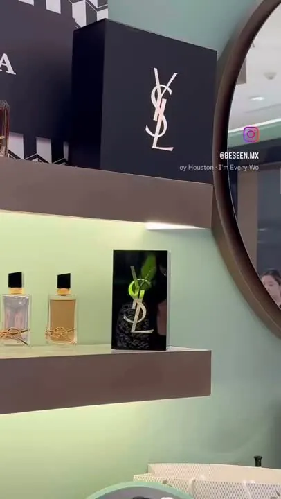 Exhibidor de fragancias YSL en la experiencia Ponte Guapa x YSL